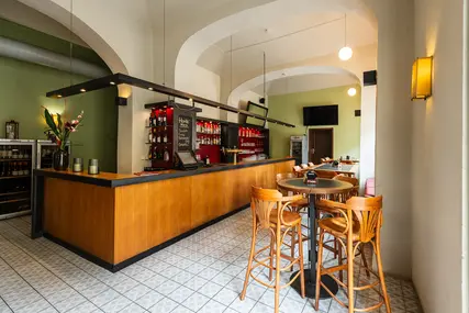 Plně vybavený bar restaurace Zvonařka s nabídkou vín a destilátů