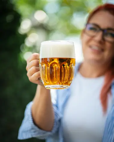 Čerstvě načepované pivo Pilsner Urquell ve sklenici s logem