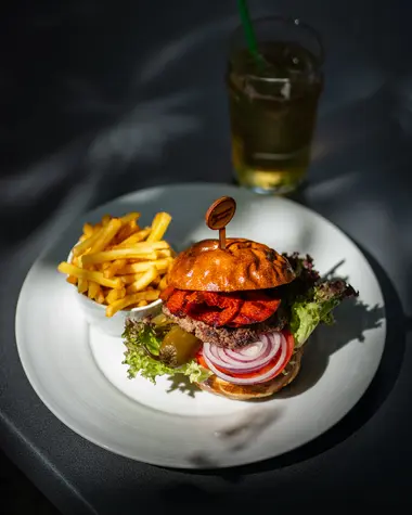 Grilovaný steak s rozmarýnem a pečenými brambory