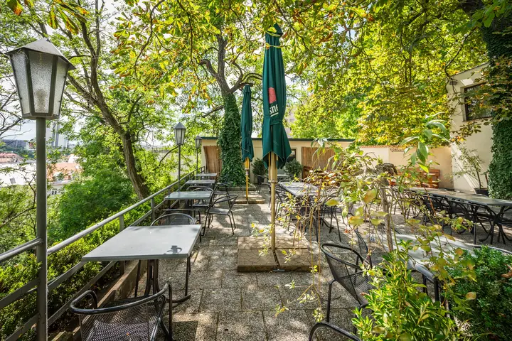 Příjemná zahrádka restaurace Zvonařka